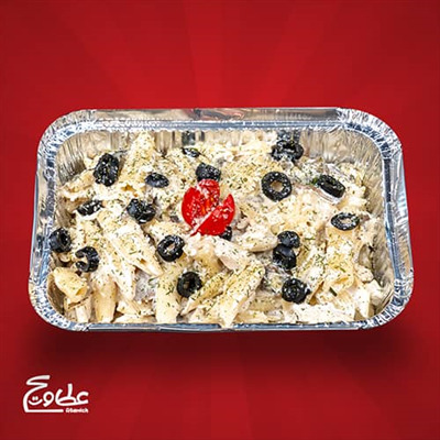 پاستا پنه ، پنیر پارمسان ، استیک مرغ ، قارچ و سس آلفردو پاستا پنه چیکن آلفردو (مرغ)